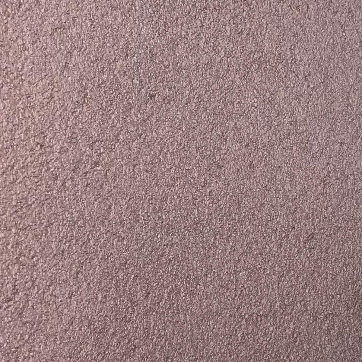 Floxxan Flüssigtapete in Sand dunkel - feine textile Struktur für edle Wandgestaltung im Wohnzimmer.