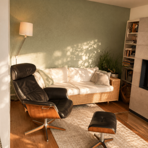 Floxxan Flüssigtapete in Salbei - für edle Wandgestaltung im Wohnzimmer.