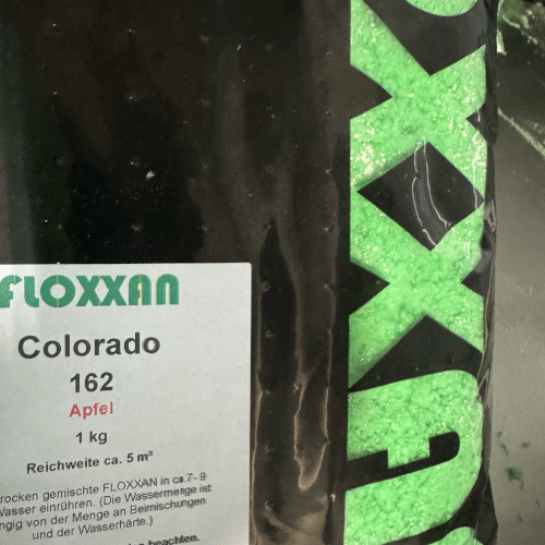 Floxxan Flüssigtapete in Apfel - feine textile Struktur für edle Wandgestaltung im Wohnzimmer.
