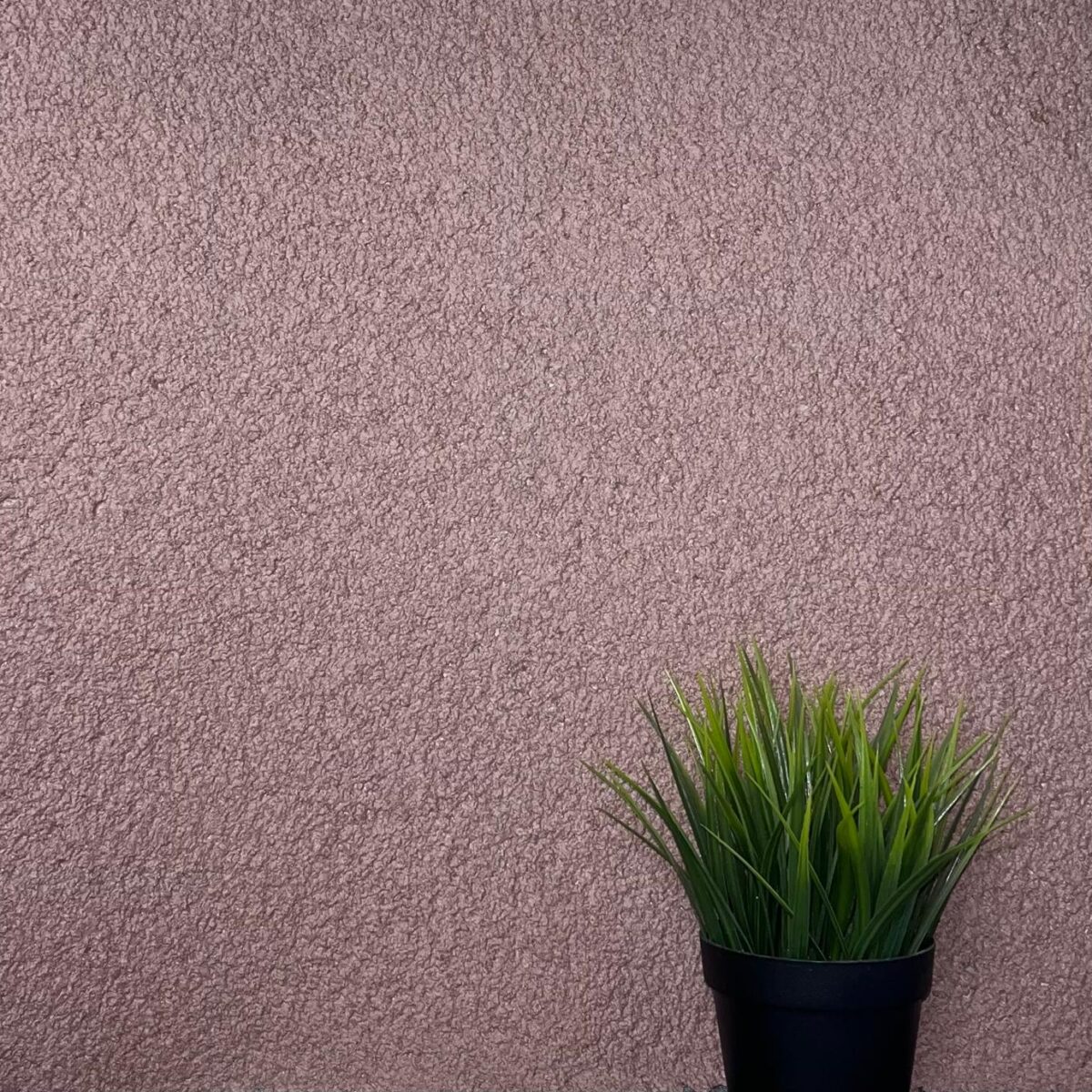 Floxxan Flüssigtapete in Sand dunkel - feine textile Struktur für edle Wandgestaltung im Wohnzimmer.
