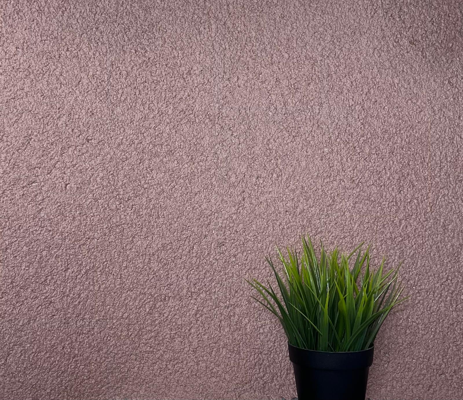 Floxxan Flüssigtapete in Sand dunkel - feine textile Struktur für edle Wandgestaltung im Wohnzimmer.