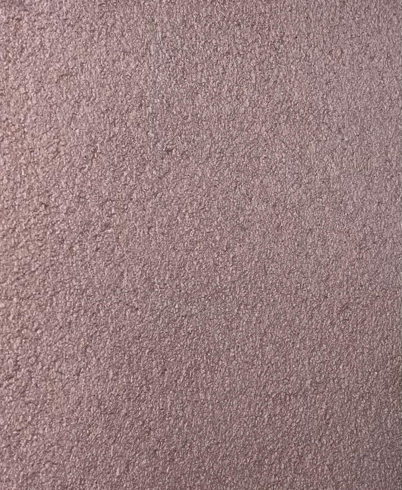 Floxxan Flüssigtapete in Sand dunkel - feine textile Struktur für edle Wandgestaltung im Wohnzimmer.